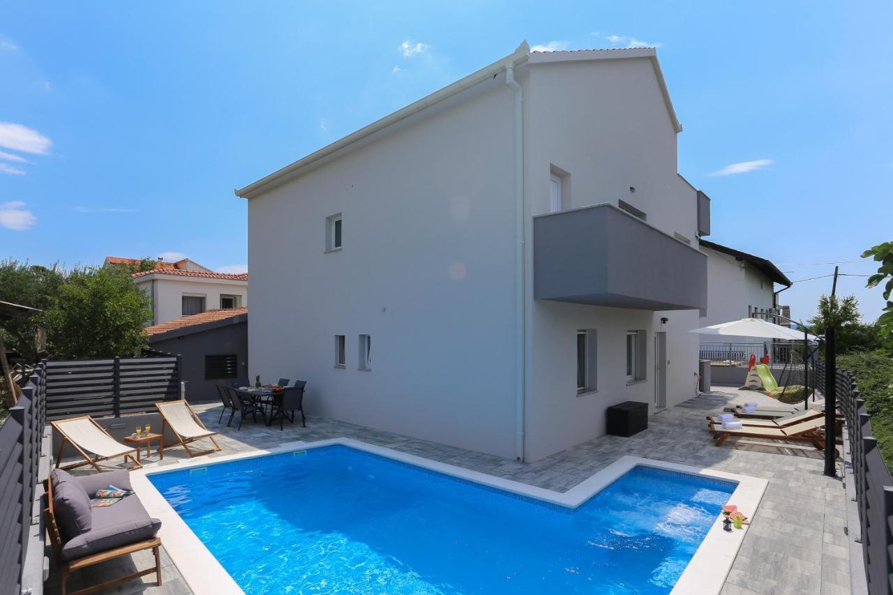 Family Friendly Apartments With A Swimming Pool Kastel Kambelovac, Kastela - 16162 Eksteriør billede